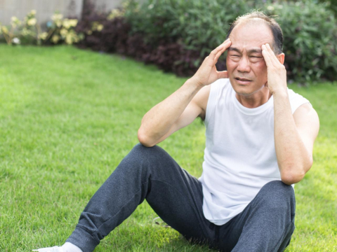 長輩突然變很怪？懶出門、疑心病…都是「求救訊號」！醫3方向找出壓力源：他們不是變了是病了